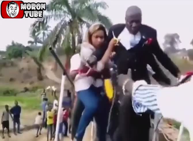 Video :A bridge's inauguration was a huge flop